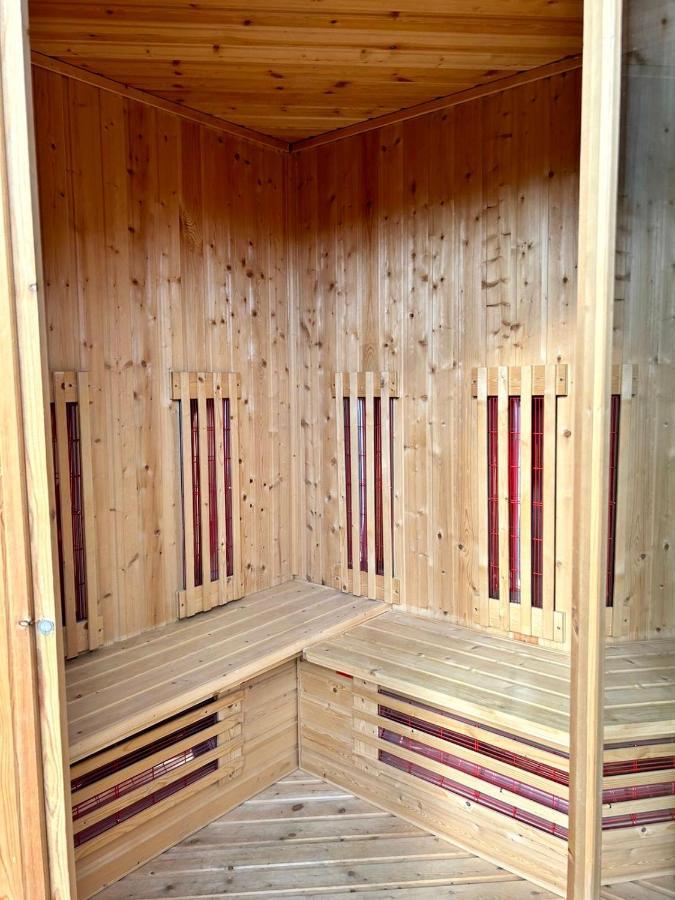 Vijfhuizen Buddha Style Family House & Jacuzzi & Sauna Near Amsterdam מראה חיצוני תמונה