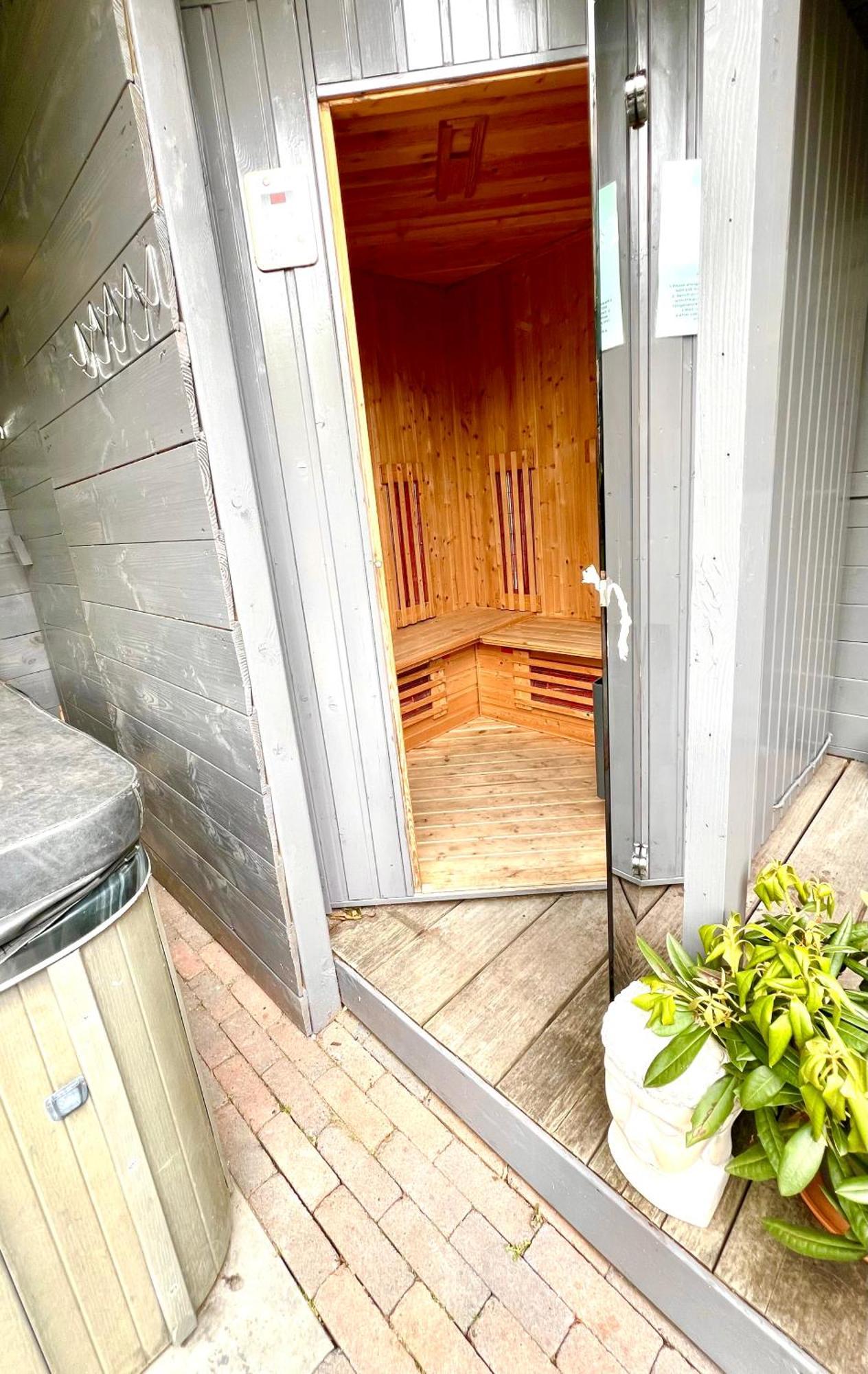 Vijfhuizen Buddha Style Family House & Jacuzzi & Sauna Near Amsterdam מראה חיצוני תמונה